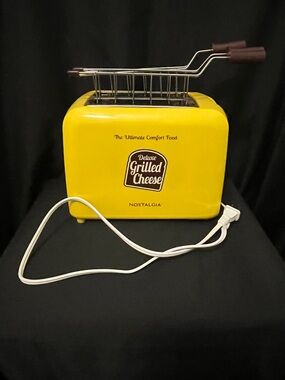 Nostalgia Yellow Retro Toaster with Brown Accents